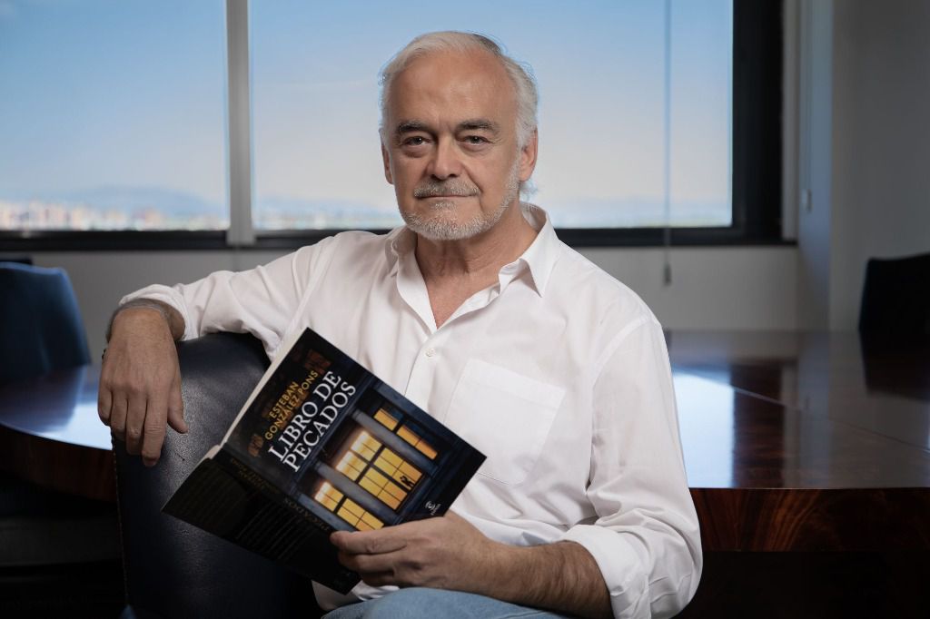 «Pecados es mi forma de hacerme presente en la novela con un personaje que no sea yo, pero que pueda ser yo»