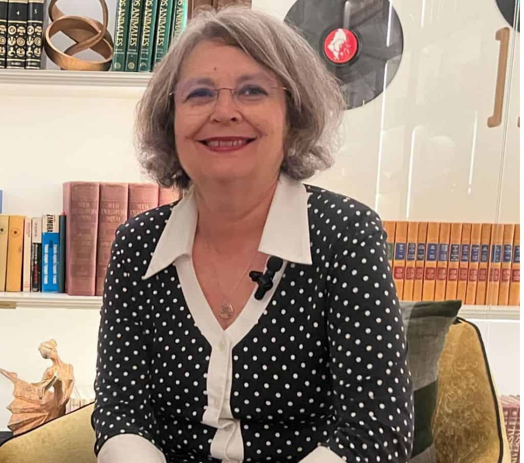 Retrato de la escritora Elvira Roca Brea con su nuevo libro 'Ingrata Patria”