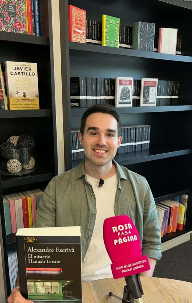 Retrato del escritor Alexandre Escrivá con su nuevo libro 'El misterio de Hannah Larson”.